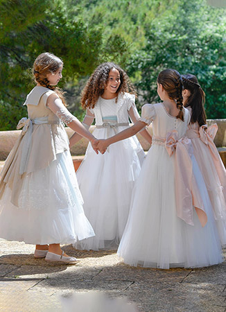 Niña con vestido de comunión